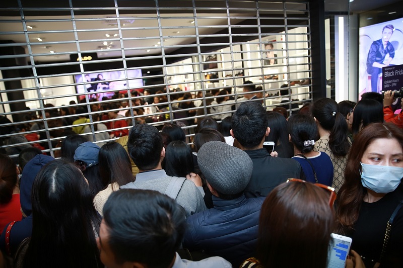 Hàng trăm khách hàng tràn vào trung tâm thương mại “săn sale” ngay khi mở cửa