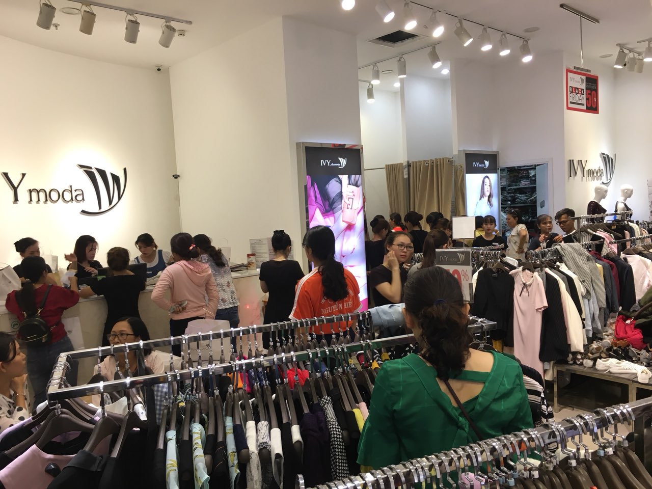 Dòng người mua sắm tại một gian hàng thời trang – Vincom Plaza Long Xuyên, An Giang