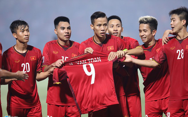 Các tuyển thủ Việt Nam cùng nhau giương cao chiếc áo số 9 như một lời chúc cho người đồng đội sớm vượt qua chấn thương để trở lại thi đấu. Điều này cũng khiến nhiều người cho rằng chấn thương của Văn Toàn khá nặng, có thể khiến anh phải bỏ lỡ chặng đường còn lại của AFF Cup 2018. Ảnh: Zing