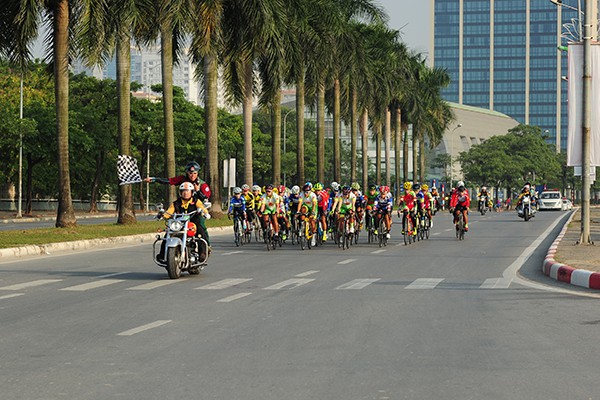 Một giải đua xe đạp không thể thiếu đội hình mô tô tham gia hộ tống.