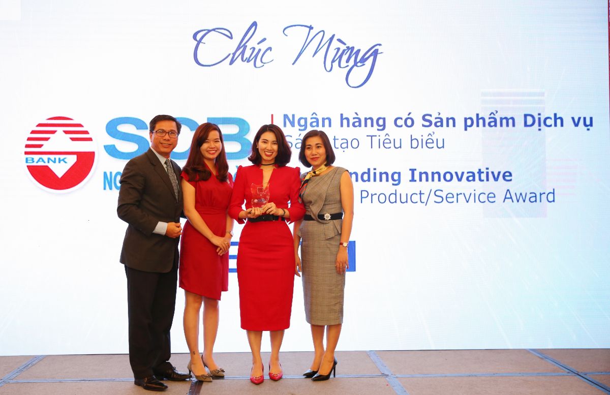 Bà Trần Thị Minh Thảo – Phó Giám đốc Khối Ngân hàng Bán lẻ (Thứ hai từ phải sang) đại diện SCB nhận giải thưởng từ Ban tổ chức.