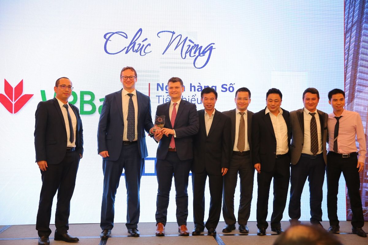 ông Igor Mushakov (giám đốc khối IT NH VPBank) và ông Dmitry Bocharov (giám đốc khối Digital Factory NH VPBank) nhận giải thưởng Ngân hàng số tiêu biểu năm 2018
