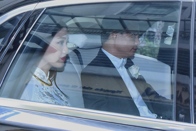 Doanh nhân Thanh Phương sử dụng 2 xe Rolls-Royce Phantom đến nhà gái để xin dâu vào sáng nay.