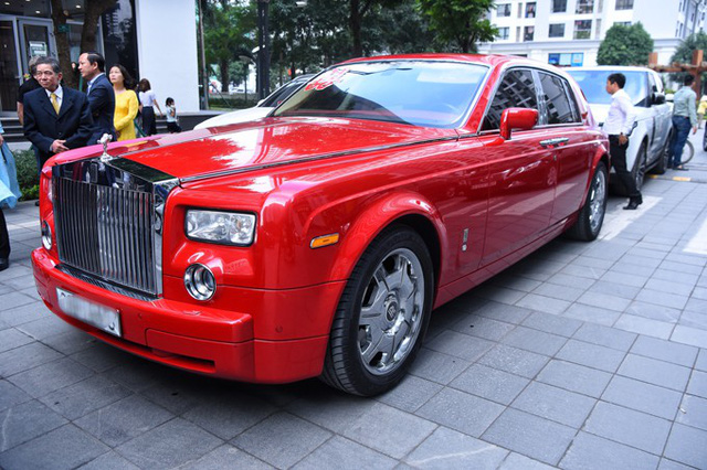 Chỉ tính riêng mỗi chiếc Rolls-Royce Phantom đã có giá hơn 20 tỷ đồng. Vợ chồng Thanh Tú ngồi trên chiếc Rolls-Royce màu đen, thay vì màu đỏ.