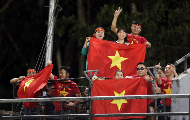 CĐV Việt Nam có mặt tại Bacolod để xem đội nhà tập luyện hôm 1/12. Ảnh: VnExpress