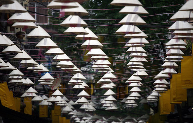  Nón lá được xem như một vật dụng mang đậm chất truyền thống, gần gũi với người dân Việt Nam từ xa xưa, nay trở thành vật trang trí bắt mắt. 