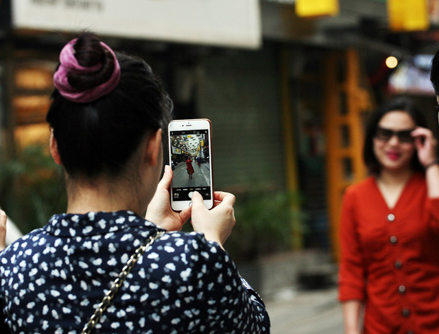  Chỉ cần những chiếc smartphone là có thể cho những bức ảnh ưng ý với con phố lộng lẫy. 