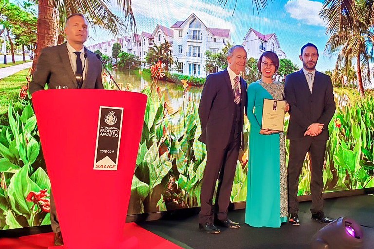 Đại diện Vinhomes nhận giải thưởng “Bất động sản tốt nhất thế giới” 2018 do IPA trao tặng.