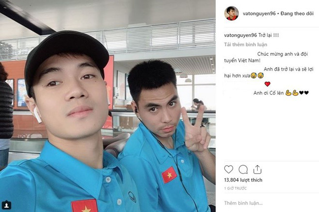 Các cầu thủ tỏ ra thoải mái khi selfi ảnh trước giờ sang Malaysia.