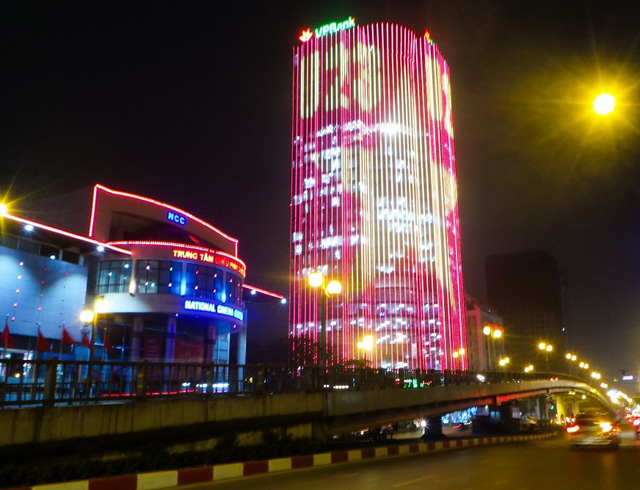  Trước đó, phong trào trang trí lấy cảm hứng từ chiến thắng của U23 Việt Nam cũng được một số tòa nhà ở nội thành Hà Nội thực hiện. 