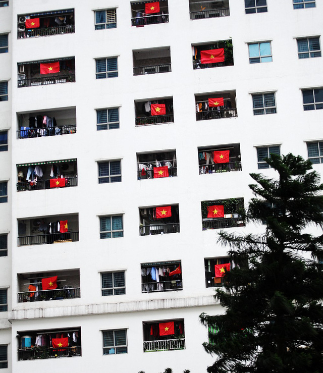 Tại tòa HH3A sáng sớm nay, rất nhiều cư dân tại khu chung cư không khỏi ngạc nhiên bởi hàng loạt cờ đỏ sao vàng ở mỗi lô gia của căn hộ. 