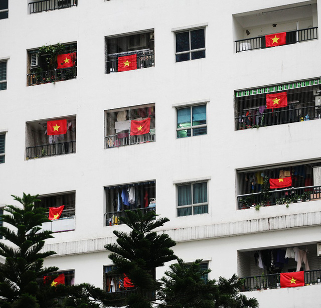  Tại lô gia mỗi căn hộ trên chung cư, lá cờ đỏ sao vàng bay phấp phới khiến người dân cảm thấy xao xuyến. 