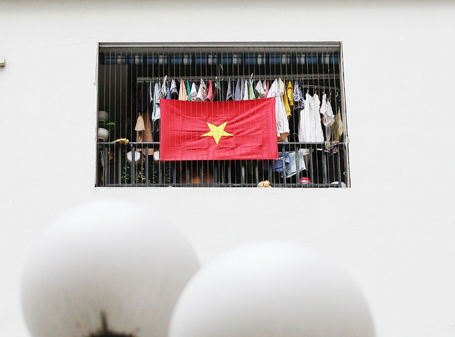  Lá cờ tung bay trên mỗi căn hộ khiến cư dân thêm niềm tự hào về đội tuyển bóng đá Việt Nam. 