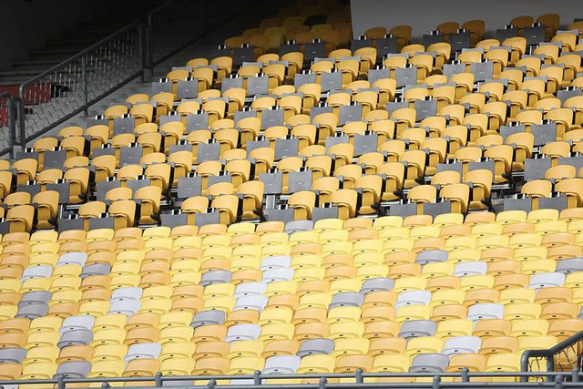 Ghế khán đài sân Bukit Jalil được lau chùi sạch sẽ chuẩn bị cho trận đấu tối nay.