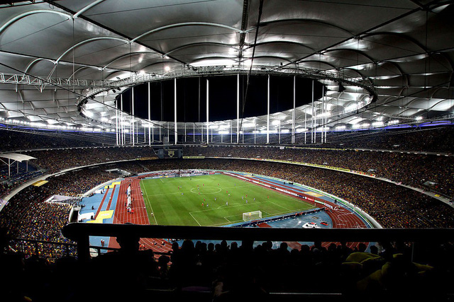 Bên cạnh các sự kiện thể thao nổi tiếng, sân Bukit Jalil cũng từng là chảo lửa của các cổ động viên khi diễn ra nhiều trận cầu đẳng cấp khu vực. Gần đây nhất, sân vận động này cũng là nơi tổ chức trận đấu kịch tính giữa đội tuyển Thái Lan và Malaysia trong vòng chung kết lượt về kỳ AFF Suzuki Cup 2014. Ảnh: Phalinn Ooi.