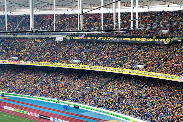 Tình yêu bóng đá của người Malaysia được tái hiện trên sân vận động quốc gia Bukit Jalil. Khoảng 90.000 chỗ ngồi được lấp kín bởi các cổ động viên cuồng nhiệt của đội chủ nhà và người hâm mộ xứ chùa Vàng trong trận chung kết lượt về kỳ AFF Cup 2014. Ảnh: Mohd.