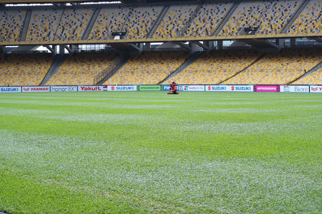 Một ngày trước trận chung kết lượt đi AFF Cup giữa chủ nhà Malaysia và Việt Nam, công tác bảo dưỡng mặt cỏ vẫn diễn ra.