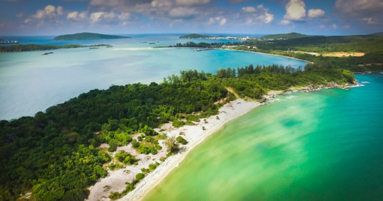 Đảo Ngọc Phú Quốc được thiên nhiên ưu đãi với vị trí thuận tiện, diện tích lớn, bãi biển tuyệt đẹp, ẩm thực phong phú và văn hóa đặc sắc