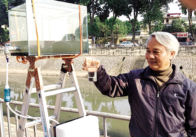  PGS.TS Trần Hồng Côn bên máy lọc nước “biến” nước sông Tô Lịch thành nước uống. Ảnh: ĐH Quốc gia Hà Nội 