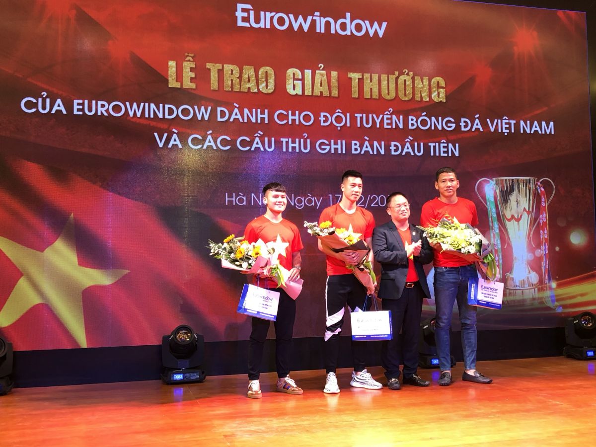 Ông Nguyễn Cảnh Hồng, Tổng giám đốc Eurowindow Holding đã trao thưởng cho 3 cầu thủ xuất sắc ghi bàn thắng cho đội tuyển bóng đá Việt Nam