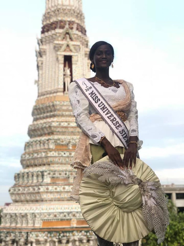  Hình ảnh cô Hoa hậu được đưa đi tham quan Bangkok. 