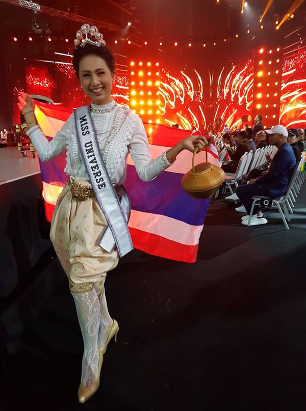  Phimnipha Deckhul vào tận bên trong sân khấu Miss Universe 2018 chụp ảnh. 