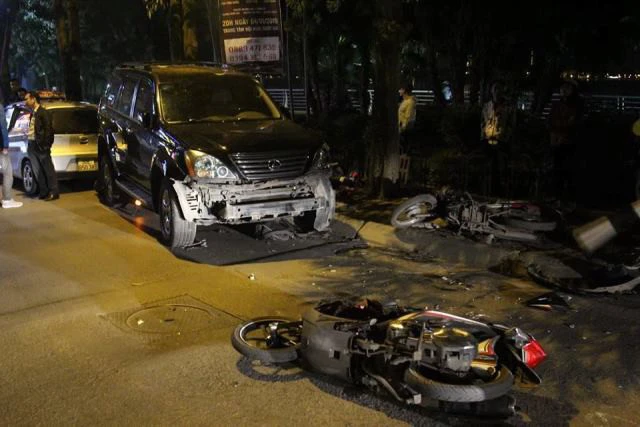  Hiện trường vụ ô tô Lexus gây tai nạn liên hoàn ở phố Trích Sài, Hà Nội. Ảnh: PV 