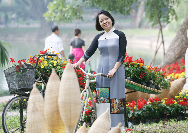  Đặc biệt, trong dịp này rất nhiều chị em phụ nữ tại Hà Nội cũng tranh thủ diện những bộ áo dài mang đậm phong cách du xuân đến chụp ảnh. 