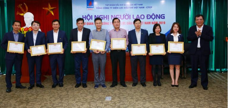 Đồng chí Lê Như Linh – Tổng Giám đốc trao Giấy khen Tổng công ty cho các Tập thể đạt thành tích trong năm 2018