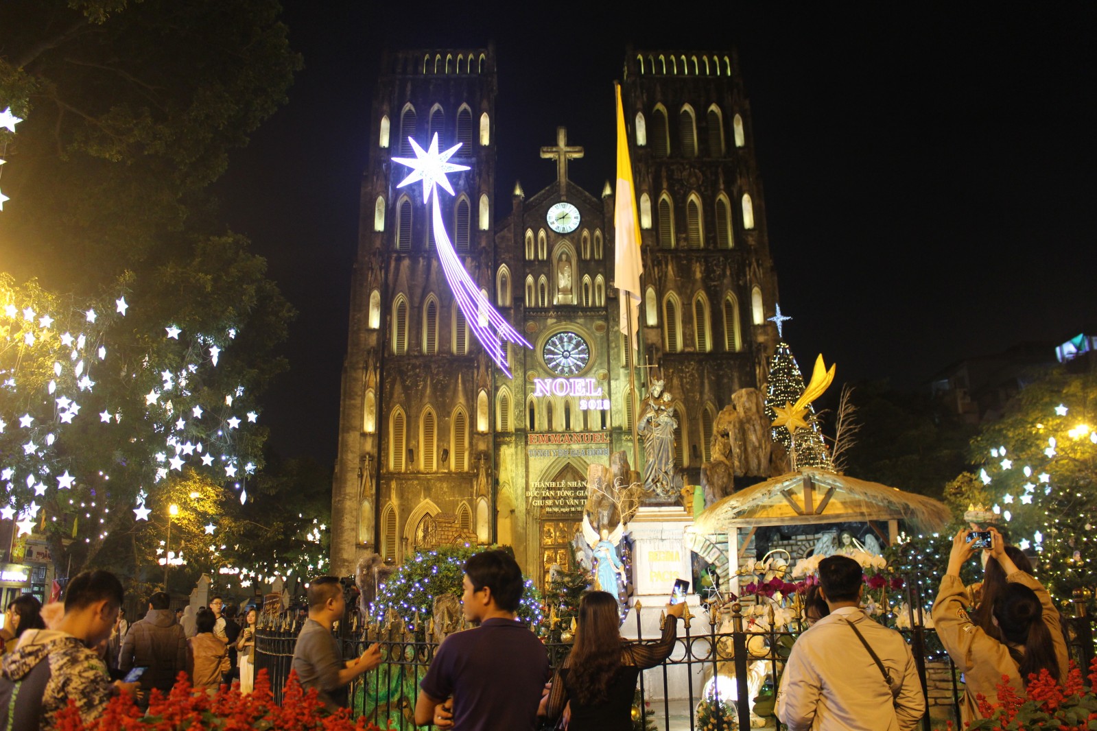 Nhà thờ lớn - một trong những nhà thờ cổ kính nhất ở Thủ Đô (40 phố Nhà Chung, Hoàn Kiếm, Hà Nội ) vốn là địa điểm quen thuộc để đón lễ giáng sinh