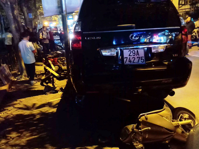  Hiện trường vụ ô tô Lexus gây tai nạn liên hoàn ở phố Trích Sài, Hà Nội. 