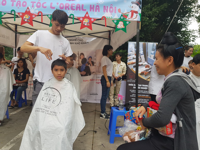 Bệnh nhi Lò Trung Nhơn (10 tuổi) được cắt tóc tại chương trình Gíang sinh yêu thương sáng 22/12