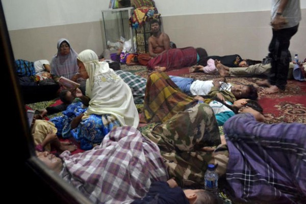 Nạn nhân sống sót được sơ tán trong các trung tâm y tế. Ảnh Straitstimes