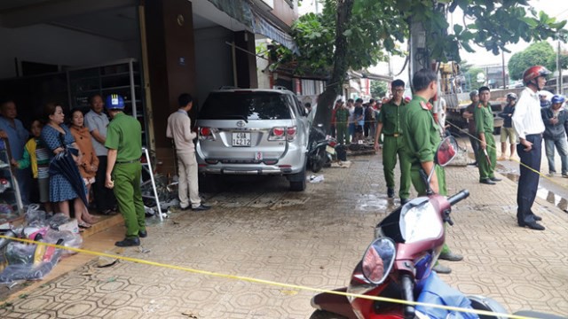  Hiện trường vụ tai nạn giao thông xảy ra sáng 29/12 tại thành phố Bảo Lộc (Lâm Đồng) làm 1 người chết. 