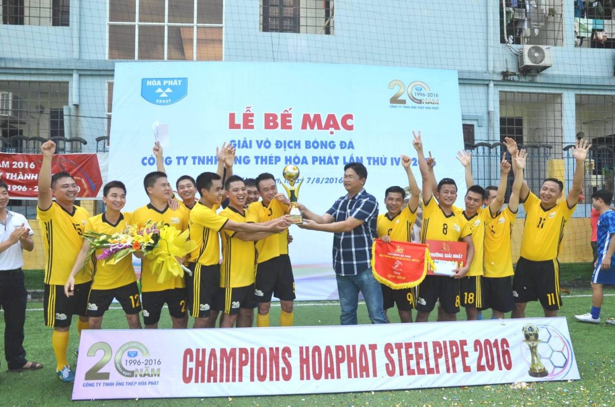 Anh Sơn trao cup cho các đội tại giải bóng đá Ống thép 2016