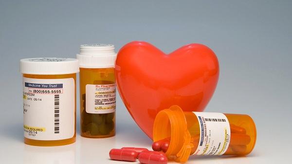 p/Bệnh nhân tim mạch nếu dùng thuốc không đúng cách có thể gặp phải biến chứng nguy hiểm. Ảnh minh họap/