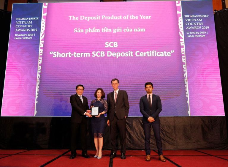 Bà Trần Thị Minh Thảo – Giám đốc Khối Ngân hàng Bán lẻ đại diện SCB nhận giải thưởng từ Ban tổ chức.