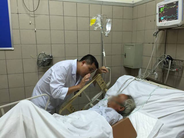  Chăm sóc bệnh nhân ngộ độc rượu tại Trung tâm Chống độc, Bệnh viện Bạch Mai. Ảnh: V.Thu 