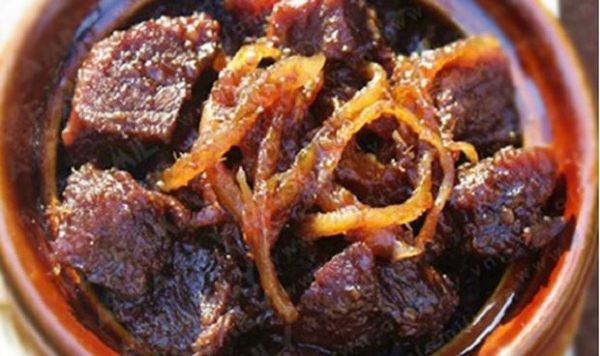 Thịt bò kết hợp với gừng phù hợp cho người bị chứng không tiêu, đầy bụng.