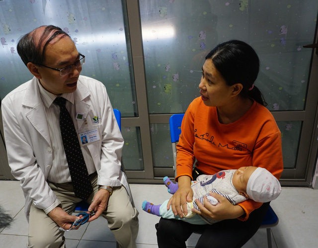  Con trai chị Hà Thị Thanh Hương bị bệnh suy giáp bẩm sinh đang có tiến triển rất tốt nhờ được phát hiện và điều trị kịp thời. Ảnh: N.Mai 