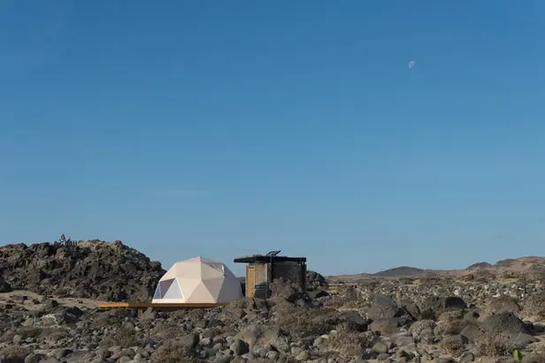Túp lều nằm trên bờ biển của sa mạc Atacama khô cằn của Chile
