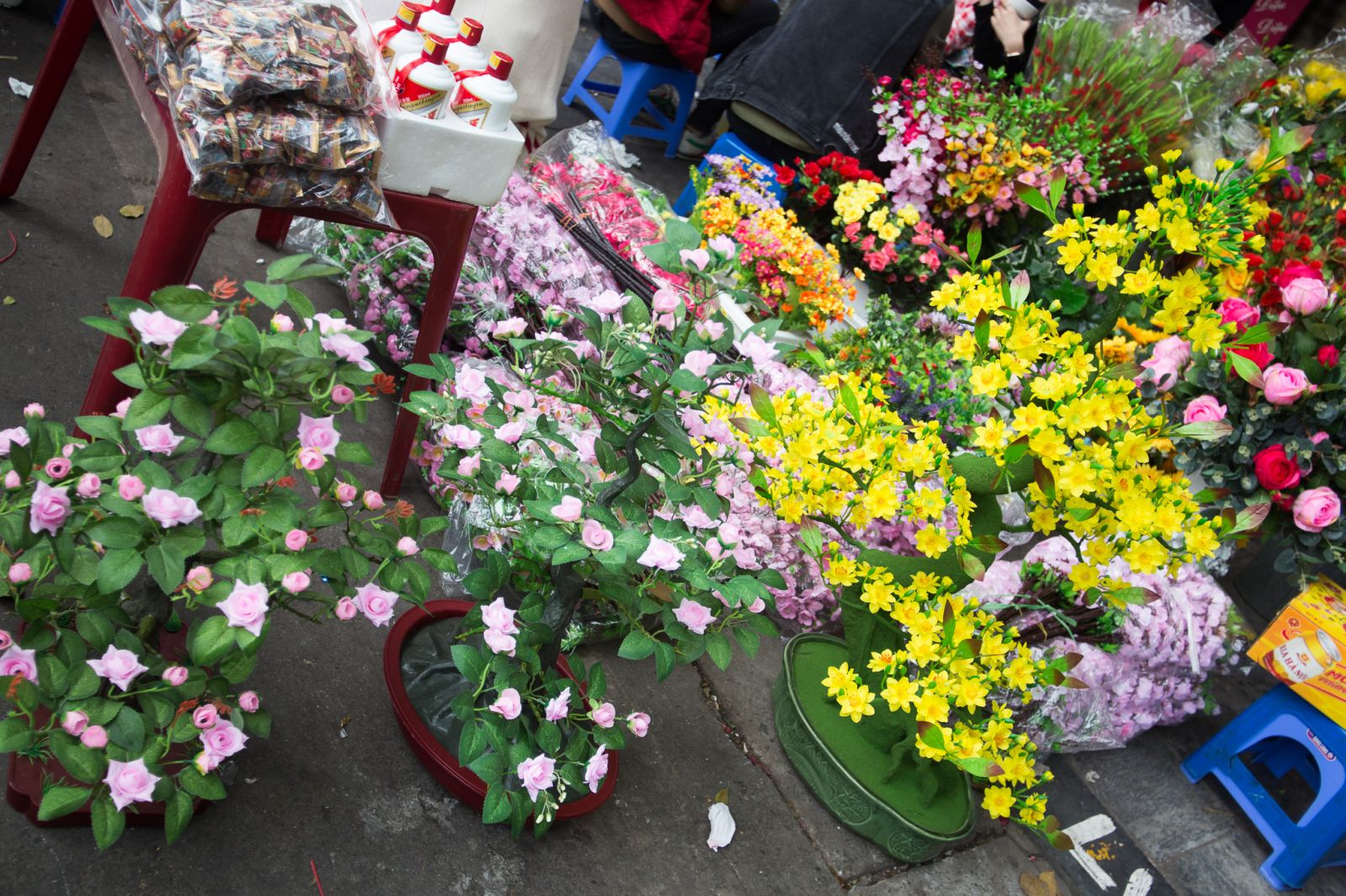 Các loại hoa giả cũng được bán thanh lí không khác gì những mặt hàng khác.