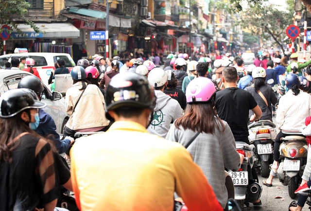 Trong khu vực trung tâm Hà Nội, nhiều tuyến phố cổ cũng đã xảy ra ùn tắc dài do người dân từ khắp nơi đổ về đây mua sắm.