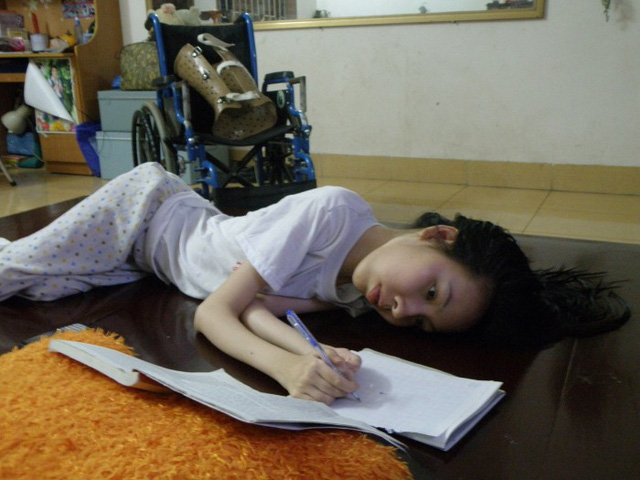 Cô gái nhỏ bé Nguyễn Thị Ước Nguyện, một nghị lực sống phi thường. Ảnh: TL