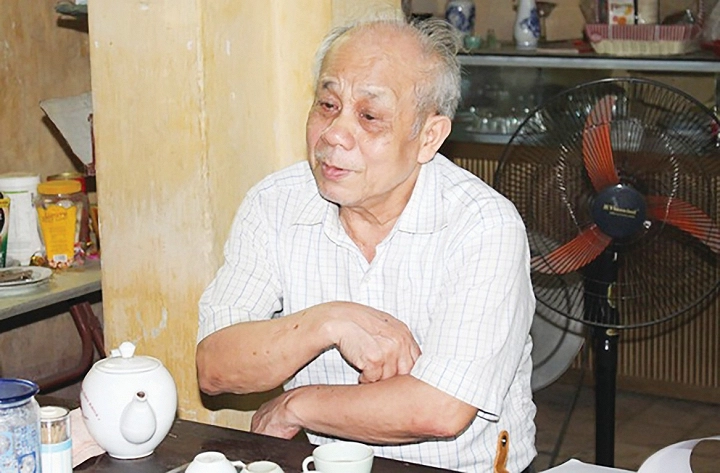 Ông Quách Văn Trường, nghệ nhân làng nghề đậu bạc Định Công.