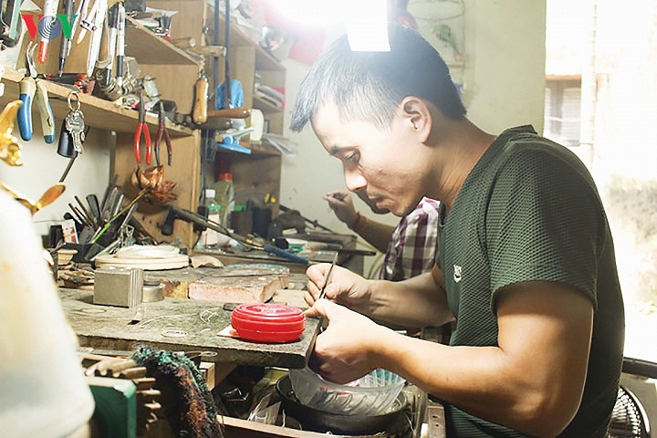 Anh Quách Phan Tuấn Anh (37 tuổi), nghệ nhân trẻ hiếm hoi đang gìn giữ nghề đậu bạc truyền thống. Ảnh: vov