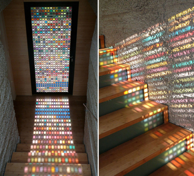 p/Một chiếc cửa kính với những ô kính màu mang thêm nhiều màu sắc vào căn nhà của bạnp/