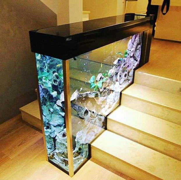 p/Một bể cá trang trí trên cầu thang sẽ biến căn hộ của bạn thành một tầm cao mớip/