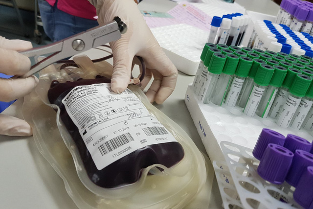 Tính đến ngày 17/2, lượng máu dự trữ của Viện Huyết học lớn nhất cả nước này chỉ còn hơn 2.700 đơn vị máu, dự kiến chỉ đủ cung cấp trong 2- 3 ngày tới. Ảnh: V.Thu
