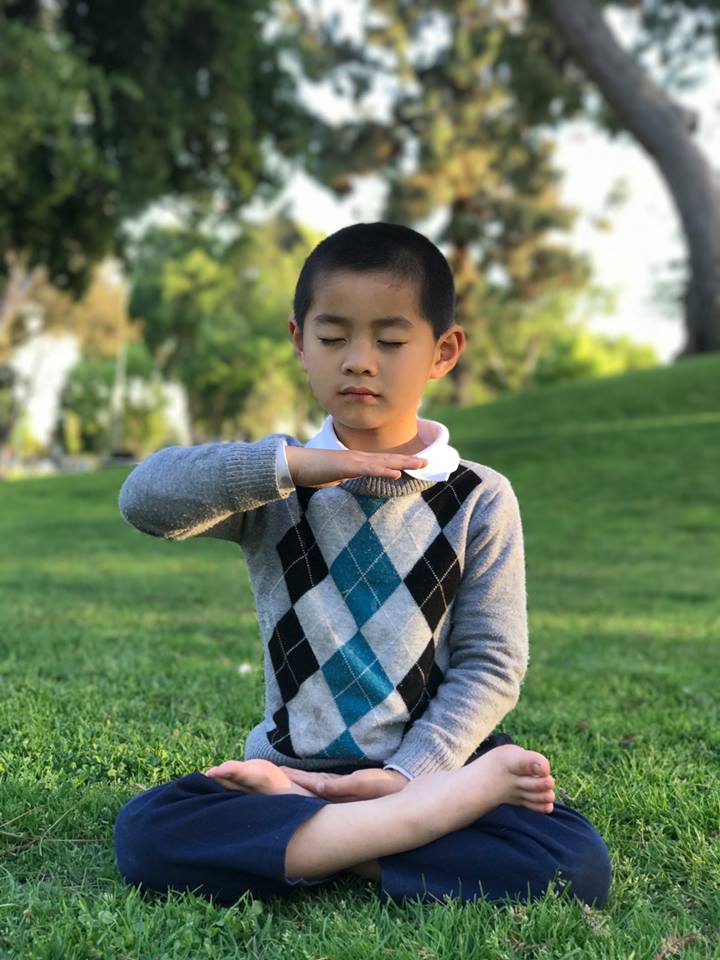 Thiền định giúp các em học được điềm tĩnh, khoan dung và trở thành người tốt hơn.